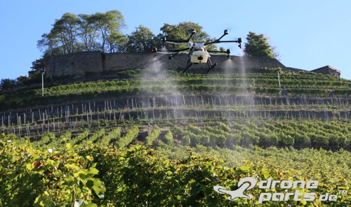 Mit einer Drohne werden über einem Weinberg Pflanzenschutzmittel ausgebracht. Mit einer Drohne werden über einem Weinberg Pflanzenschutzmittel ausgebracht.
